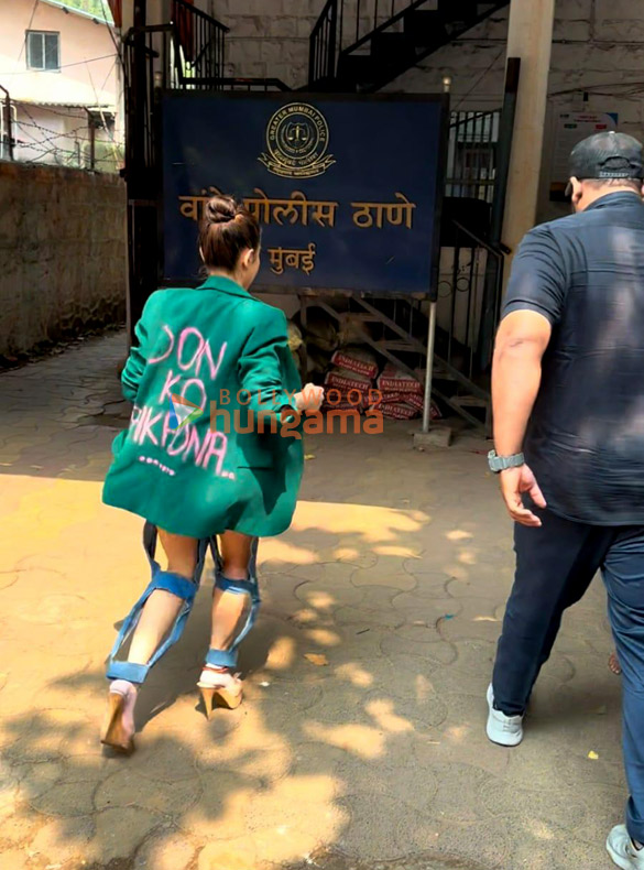 photos uorfi javed snapped outside bandra police station 5
