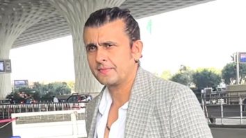 Sonu Nigam poses for paps at the airport
