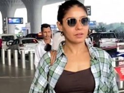 Sunidhi Chauhan strikes a pose for paps as she gets clicked at the airport