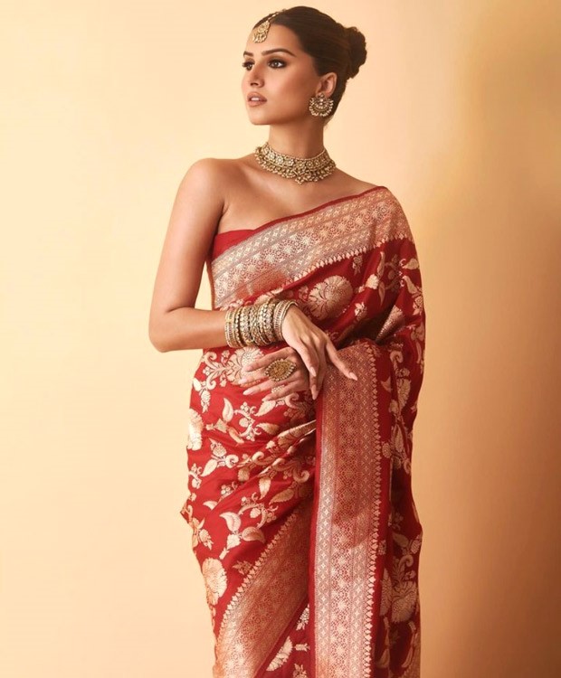 Tara Sutaria exudes goddess-like charm in a red Banarasi saree, making it an ideal choice for the festive season