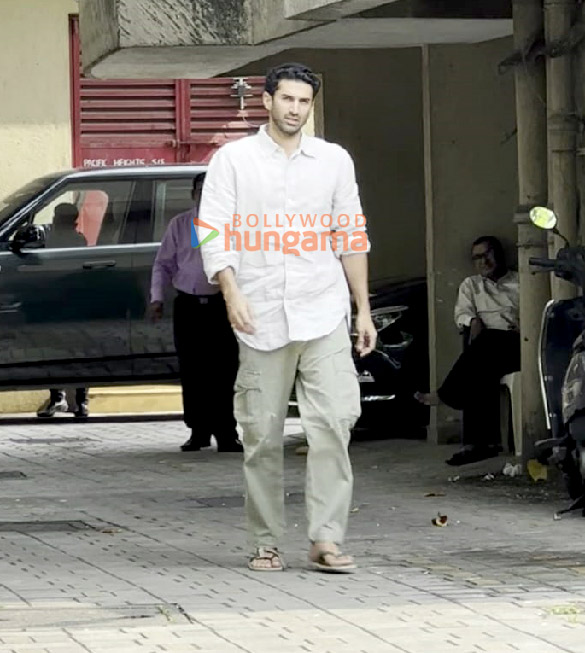 photos aditya roy kapur spotted in bandra 3