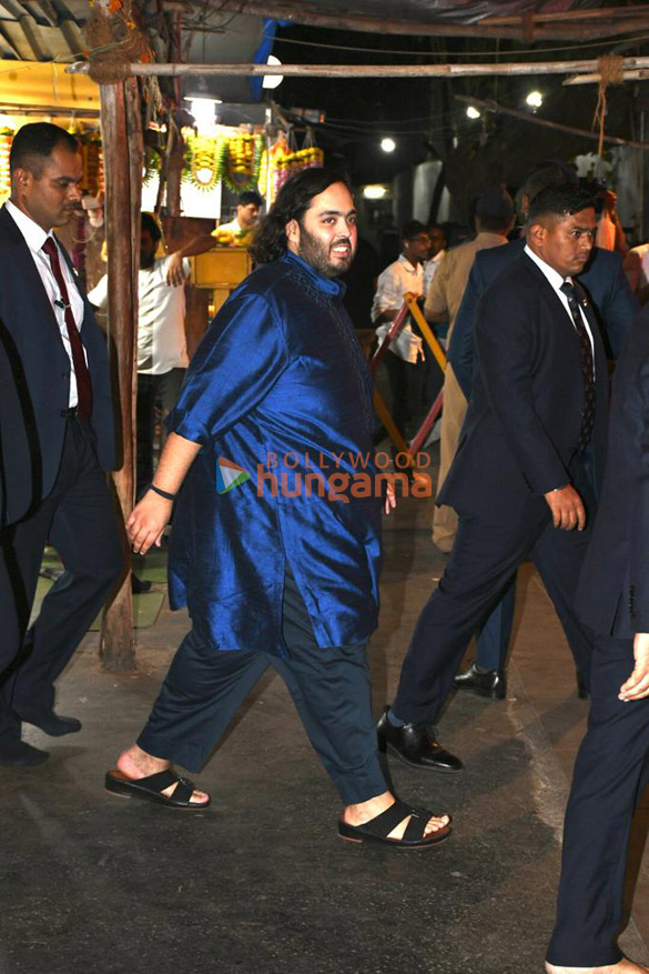 photos aishwarya rai bachchan mukesh ambani and others snapped at siddhivinayak temple 4