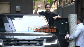 Photos: Alia Bhatt snapped in Khar