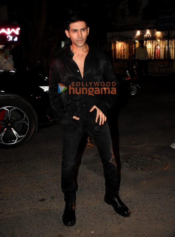 photos celebs attend kartik aaryans birthday party in bandra 4