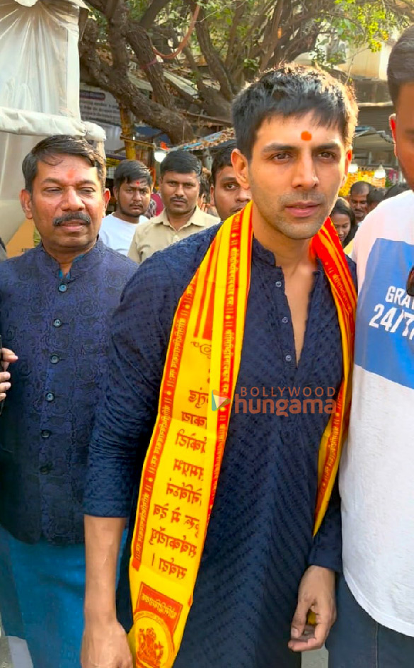 photos kartik aaryan seeks blessings at siddhivinayak temple on his birthday 2