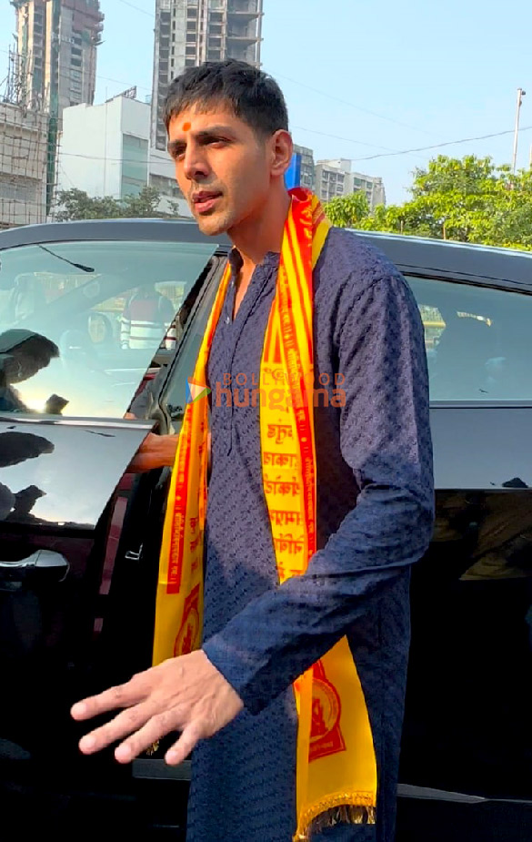 photos kartik aaryan seeks blessings at siddhivinayak temple on his birthday 5