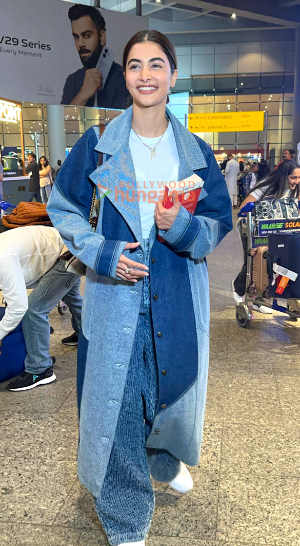 Photos: Vicky Kaushal, Pooja Hegde and Kriti Kharbanda snapped at the airport Photos: Vicky Kaushal, Pooja Hegde and Kriti Kharbanda snapped at the airport