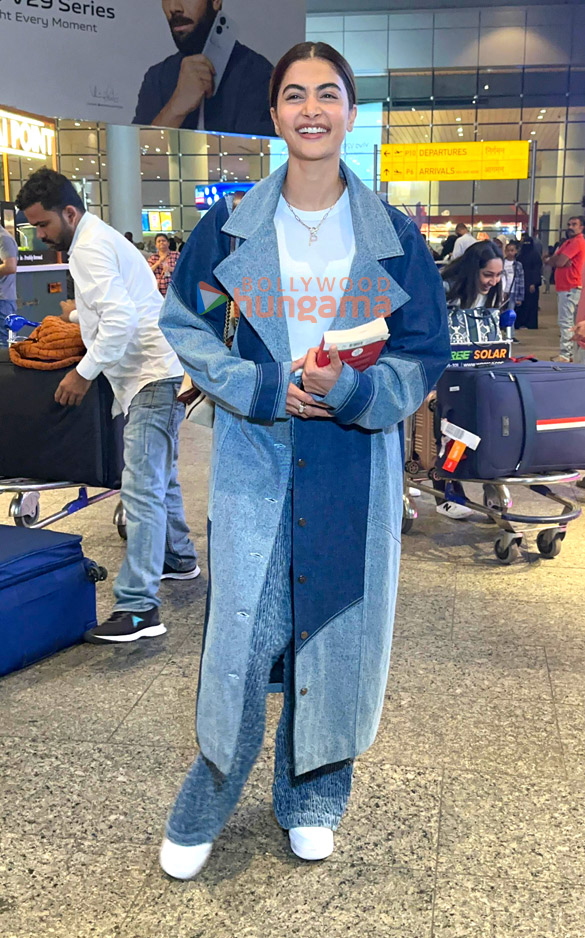 photos pooja hegde and kriti kharbanda snapped at the airport 3