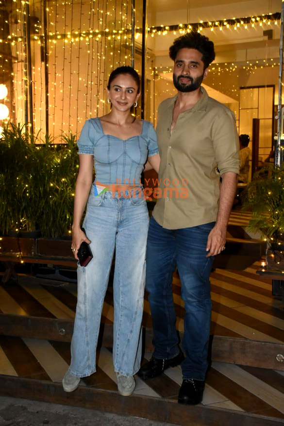 Photos: Rakul Preet Singh and Jackky Bhagnani snapped at Farmers’ Cafe in Bandra