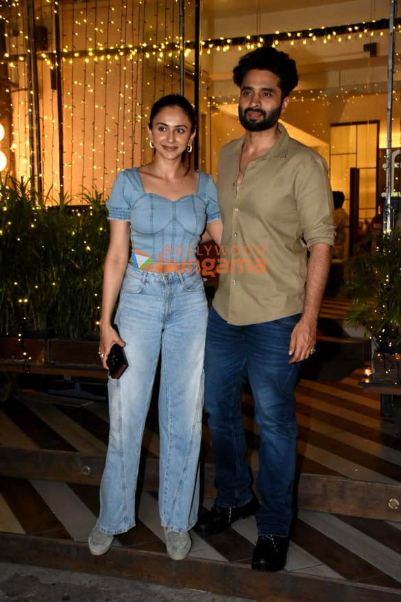 photos rakul preet singh and jackky bhagnani snapped at farmers cafe in bandra 3 4