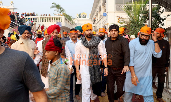 photos ranbir kapoor bobby deol and team animal seek blessings at sri bangla sahib gurudwara in new delhi after trailer launch 6