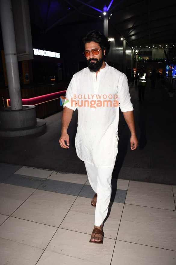 photos ranbir kapoor sara ali khan and vicky kaushal snapped at the airport 3