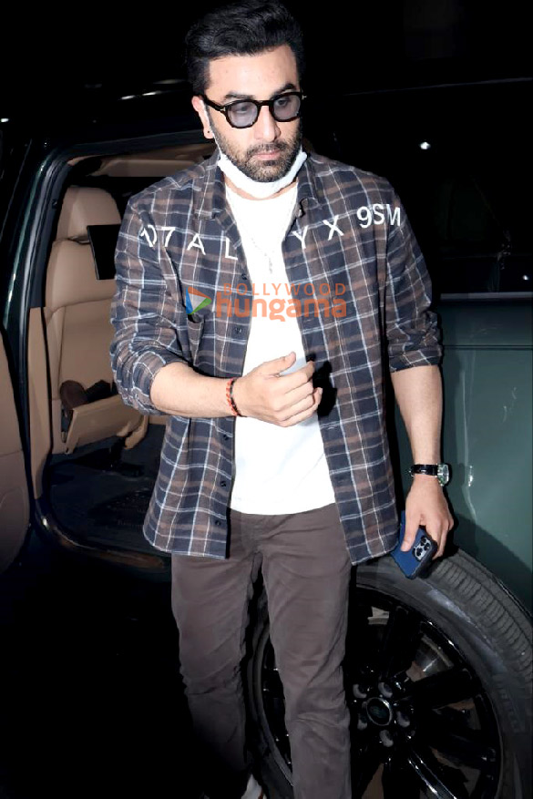 photos ranbir kapoor snapped at the airport 3 8