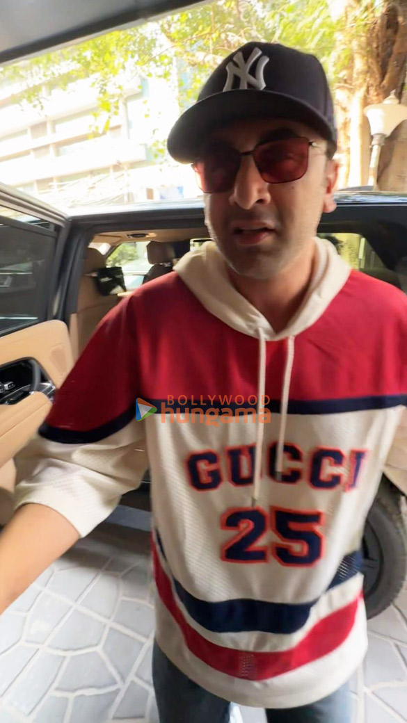 photos ranbir kapoor snapped in bandra 2 4