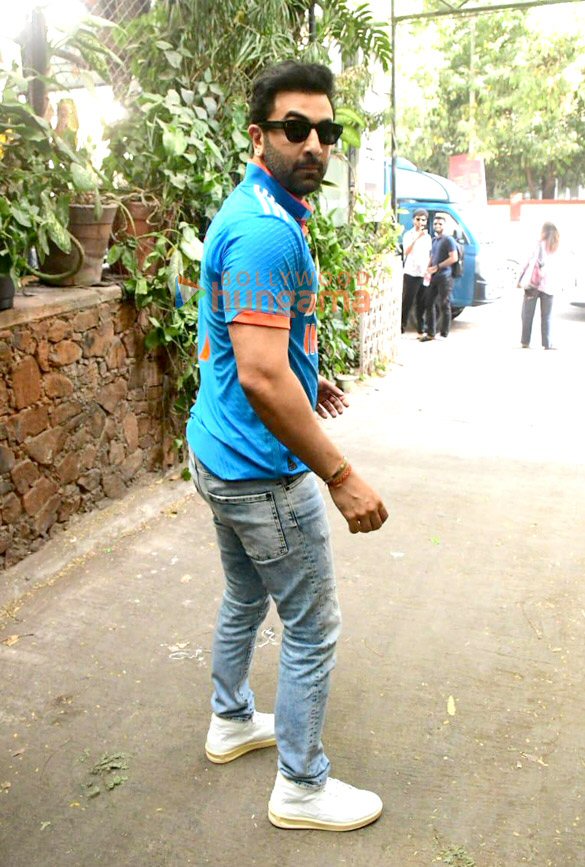 photos ranbir kapoor snapped outside krome studios in bandra 3