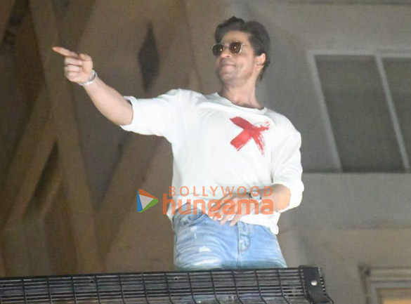 photos shah rukh khan greets fans outside mannat on his birthday 1