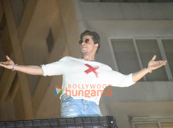 photos shah rukh khan greets fans outside mannat on his birthday 4