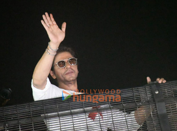 photos shah rukh khan greets fans outside mannat on his birthday 7