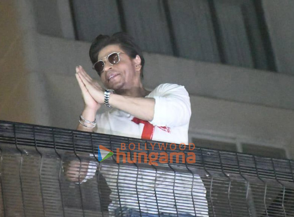 photos shah rukh khan greets fans outside mannat on his birthday 8