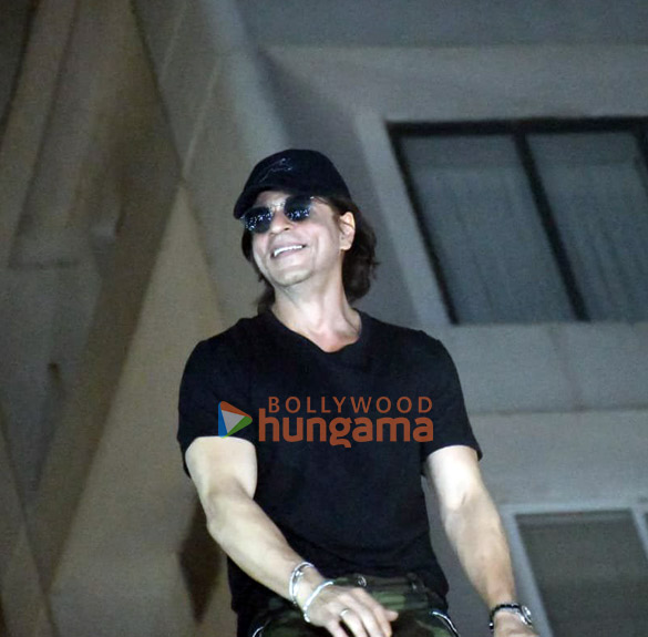 photos shah rukh khan meets fans on his birthday at midnight outside mannat in bandra 9