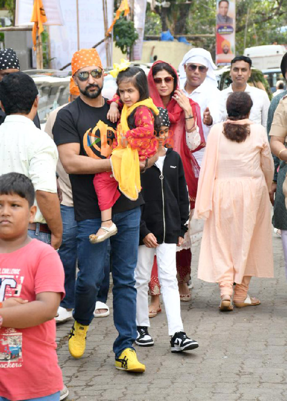photos shilpa shetty raj kundra and their kids snapped at a gurudwara on guru purab 1
