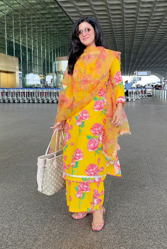 photos sidharth malhotra kiara advani uorfi javed and others snapped at the airport 3
