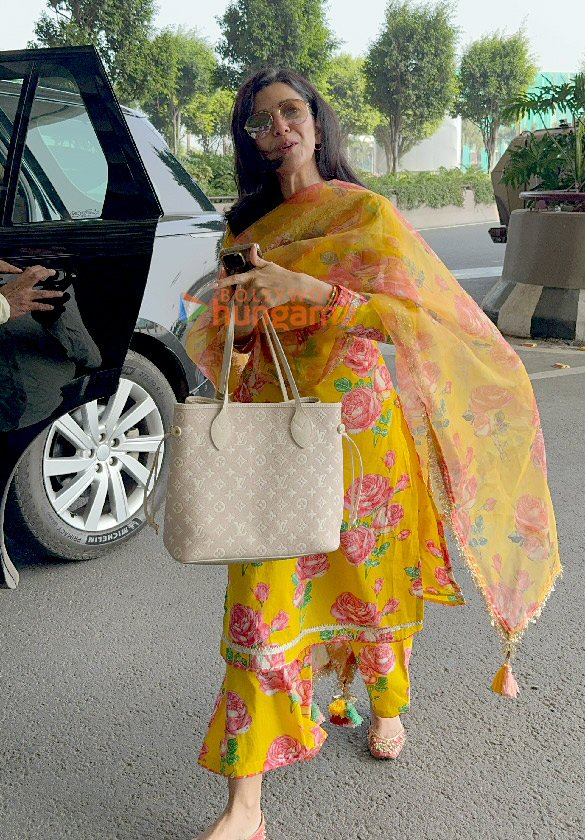 photos sidharth malhotra kiara advani uorfi javed and others snapped at the airport 6