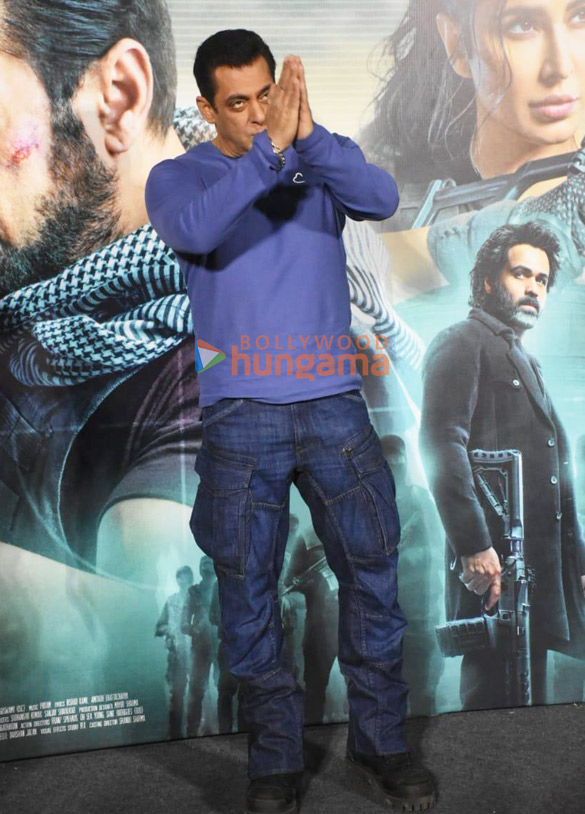 photos tiger 3 stars salman khan katrina kaif and emraan hashmi snapped at a fan meet and greet event 88 5