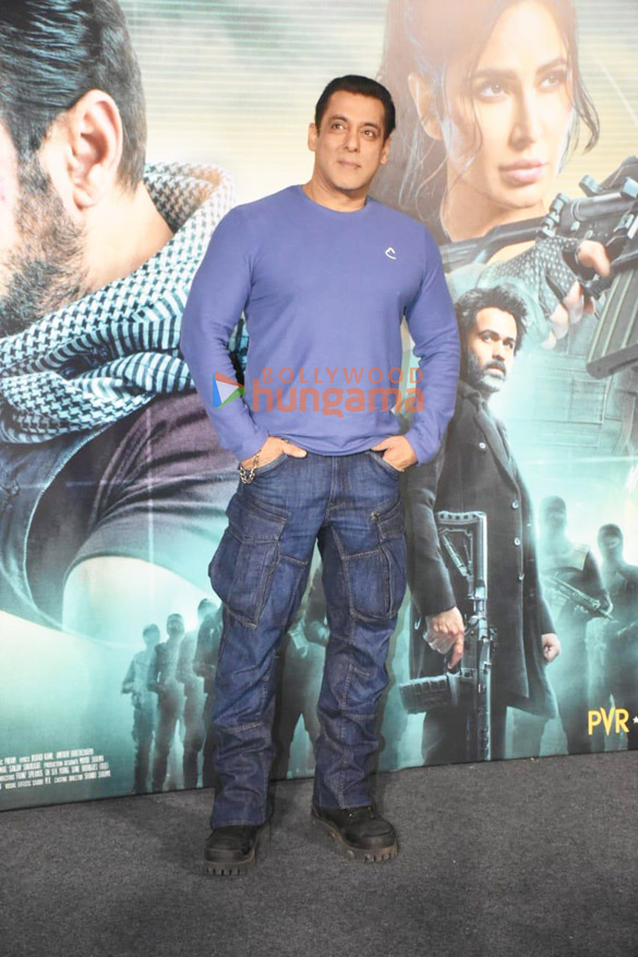 photos tiger 3 stars salman khan katrina kaif and emraan hashmi snapped at a fan meet and greet event 88 6