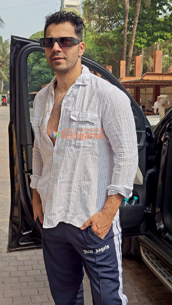 photos varun dhawan snapped at jw marriott in juhu 3