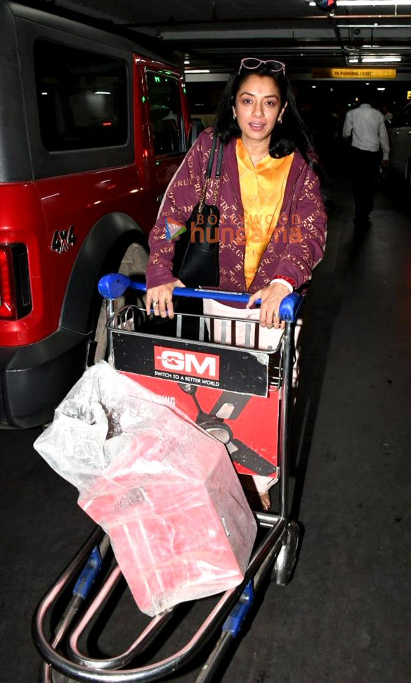 photos vicky kaushal deepika padukone and others snapped at the airport 3