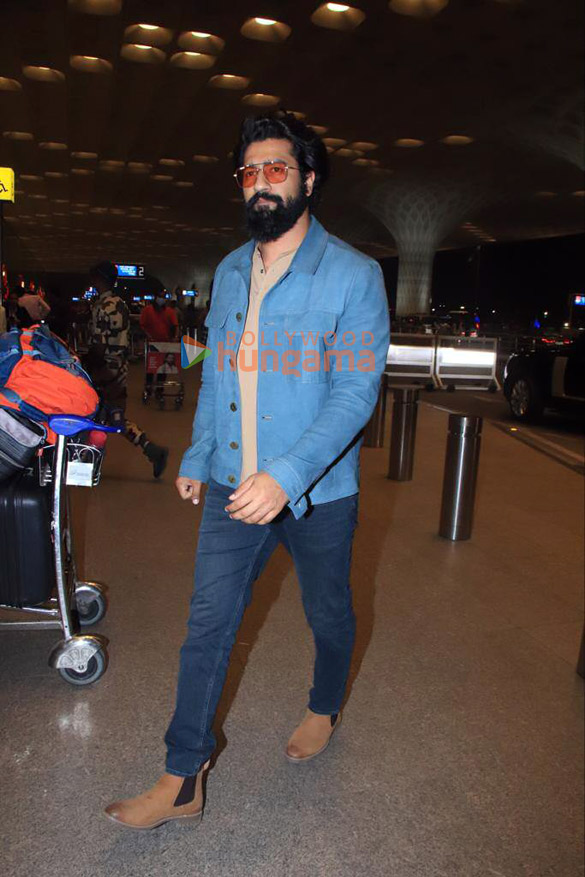 photos vicky kaushal pooja hegde and kriti kharbanda snapped at the airport 2