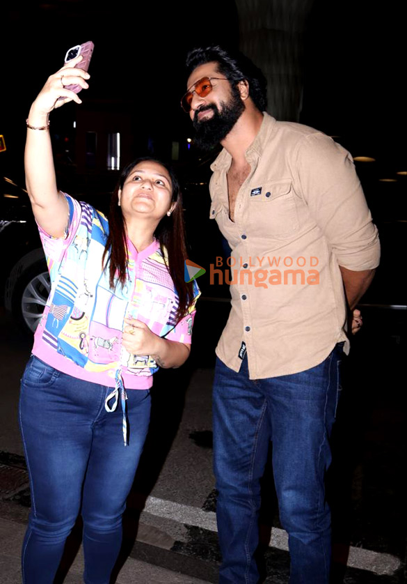 photos vicky kaushal and naga chaitanya snapped at the airport 2