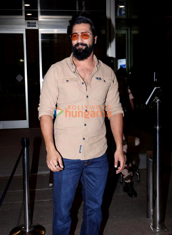 photos vicky kaushal and naga chaitanya snapped at the airport 3