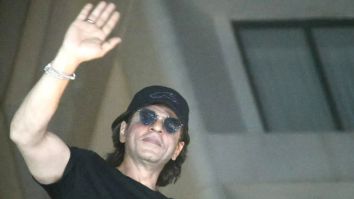Shah Rukh Khan greets massive crowd outside Mannat on his 58th birthday; says, “I live in a dream of your love”