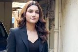 Alizeh Agnihotri sizzles in black as she strikes a pose for paps