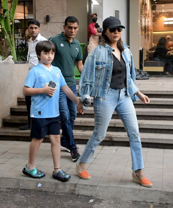 gauri khan snapped with son abram outside a restaurant in bandra 3