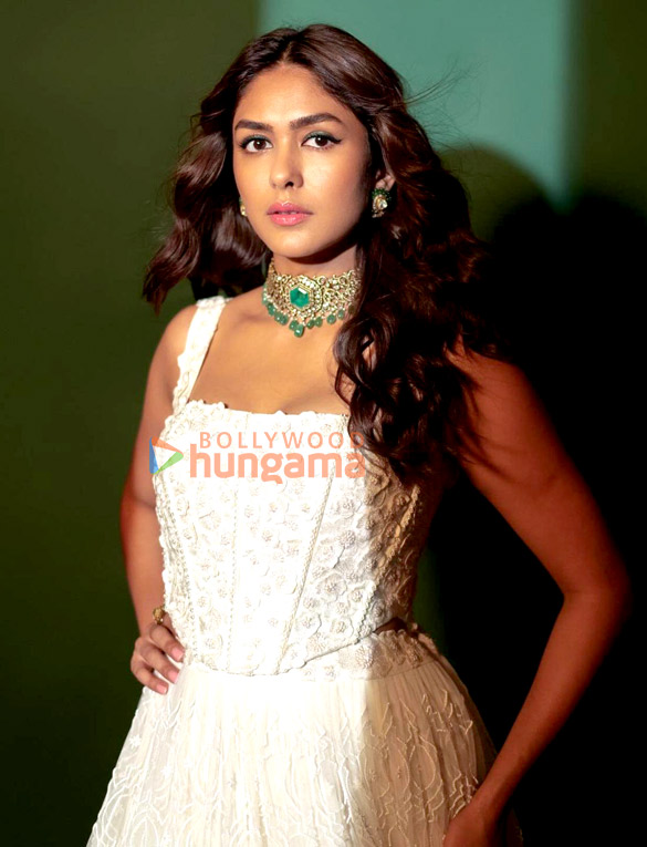 mrunal thakur 1 157
