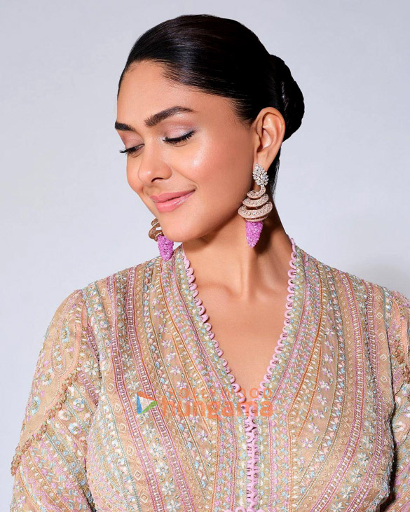 mrunal thakur 2 163