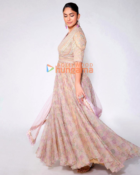 mrunal thakur 3 120
