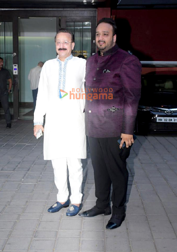 photos celebs snapped arriving at arpita khans residence1 2