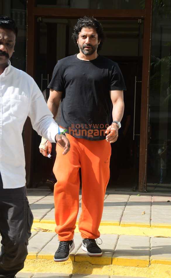 Photos: Farhan Akhtar snapped in Khar Photos: Farhan Akhtar snapped in Khar
