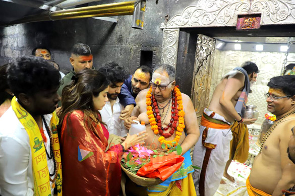 photos janhvi kapoor shikhar pahariya and director atlee visit mahakaleshwar temple 2