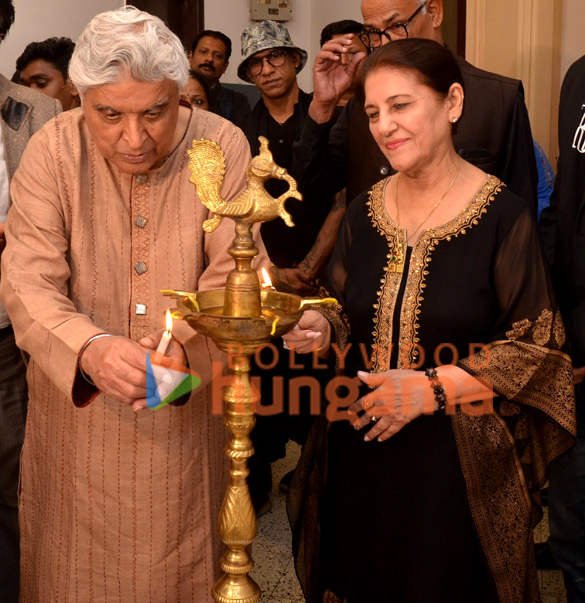 photos javed akhtar lauds kiran chopras event at jehangir art gallery 1