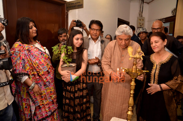photos javed akhtar lauds kiran chopras event at jehangir art gallery 3
