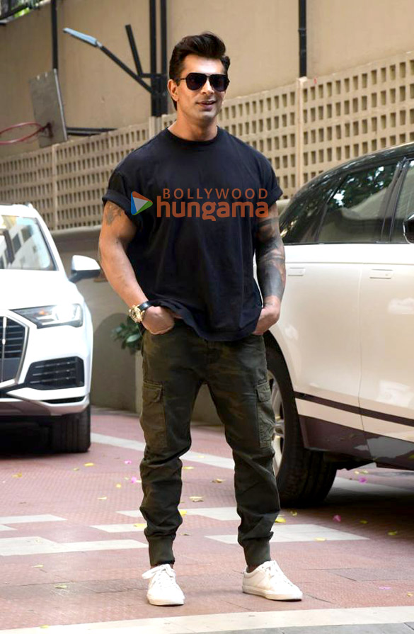 photos karan singh grover snapped in santa cruz 2