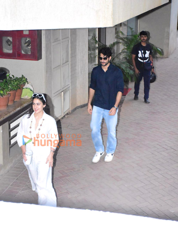 photos kareena kapoor khan sara ali khan and ibrahim ali khan snapped in bandra 1