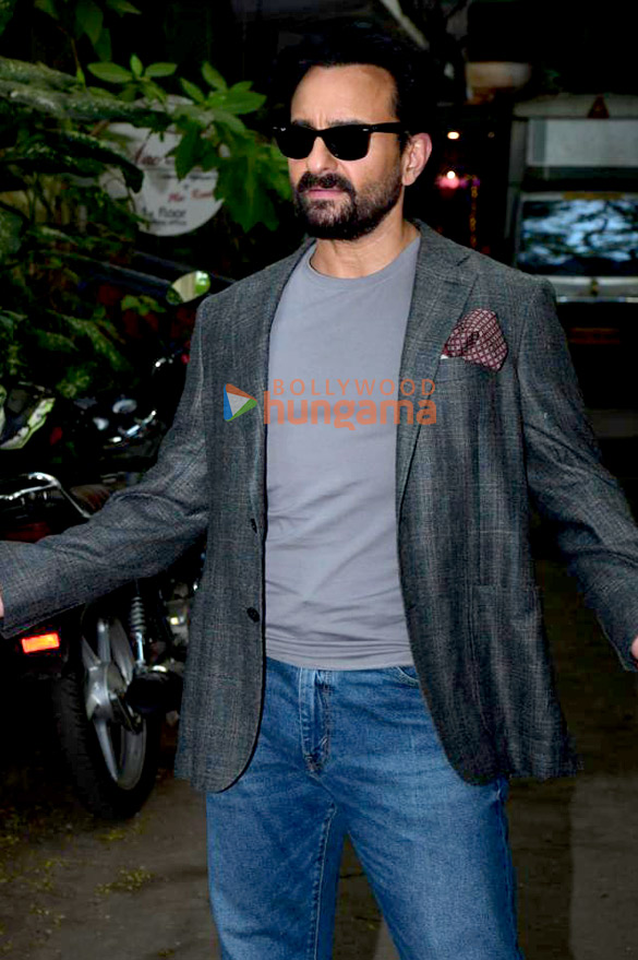 photos kareena kapoor khan and saif ali khan snapped outside krome studios in bandra 4