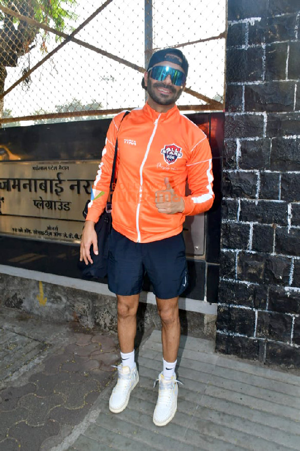 photos kartik aaryan aparshakti khurana and bunty walia snapped at an all star football match 2