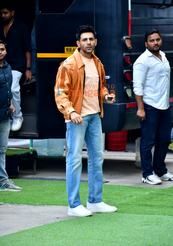 photos kartik aaryan snapped on the sets of an ad shoot 3